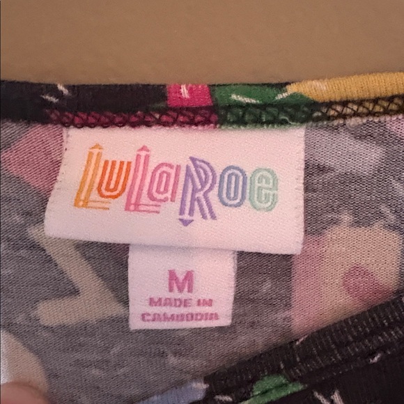 🌟 LULAROE: Patterned Tunic on Black Background/High Low- Size M   EUC - Picture 4 of 8